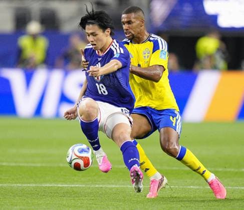 Football: 2026 World Cup Japan s Ayase Ueda (L) is challenged by Sweden s Isak Hien during the first half of a World Cup Group F football match at Dallas Stadium in Arlington, Texas, on June 25, 2026.  A14AA0005620294P