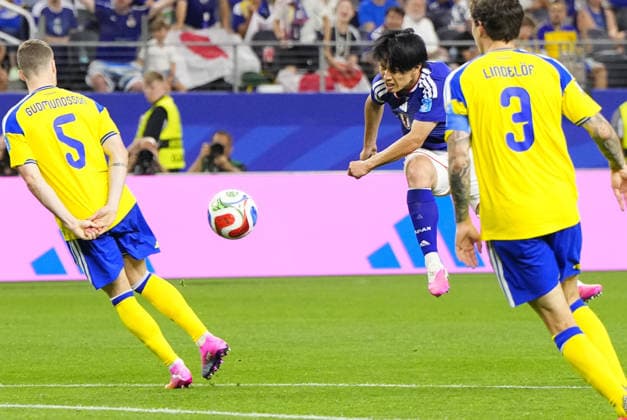Football: 2026 World Cup Japan s Ayase Ueda (2nd from L) has a shot blocked by Sweden s Gabriel Gudmundsson during the second half of a World Cup Group F football match at Dallas Stadium in Arlington, Texas, on June 25, 2026.  A14AA0005620308P