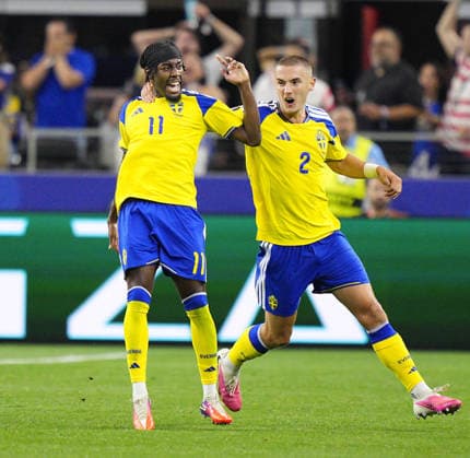 Football: 2026 World Cup Sweden s Anthony Elanga (L) celebrates with Gustaf Lagerbielke after scoring a goal in the second half of a World Cup Group F football match against Japan at Dallas Stadium in Arlington, Texas, on June 25, 2026.  A14AA0005620309P