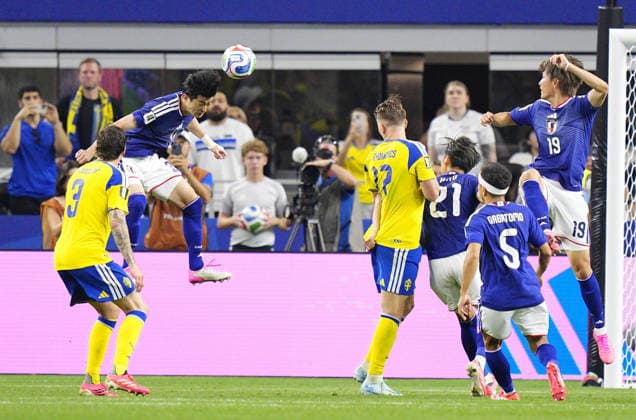 Football: 2026 World Cup Japan s Shogo Taniguchi (2nd from L) heads clear during the second half of a World Cup Group F football match against Sweden at Dallas Stadium in Arlington, Texas, on June 25, 2026.  A14AA0005620315P