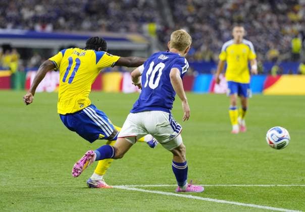 Football: 2026 World Cup Sweden s Anthony Elanga (L) scores an equalizer in the second half of a World Cup Group F football match against Japan at Dallas Stadium in Arlington, Texas, on June 25, 2026.  A14AA0005620316P