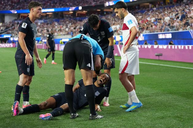 RECORD DATE NOT STATED 25th June 2026; SoFi Stadium, Los Angeles, California, United States of America; FIFA World Cup, WM, Weltmeisterschaft, Fussball Football, Turkey versus United States of America; Auston Trusty of United States lays on the pitch injured and is surrounded by his teammates and Referee, Mustapha Ghorbal AlecxBrown