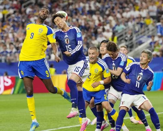 Football: 2026 World Cup Japan s Daichi Kamada and Sweden s Alexander Isak (far L) attempt to head the ball during the second half of a World Cup Group F football match at Dallas Stadium in Arlington, Texas, on June 25, 2026.  A14AA0005620322P