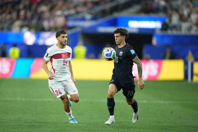RECORD DATE NOT STATED 25th June 2026; SoFi Stadium, Los Angeles, California, United States of America; FIFA World Cup, WM, Weltmeisterschaft, Fussball Football, Turkey versus United States of America; Christian Pulisic of United States brings the ball under control under pressure from Oguz Aydin of Turkey AlecxBrown