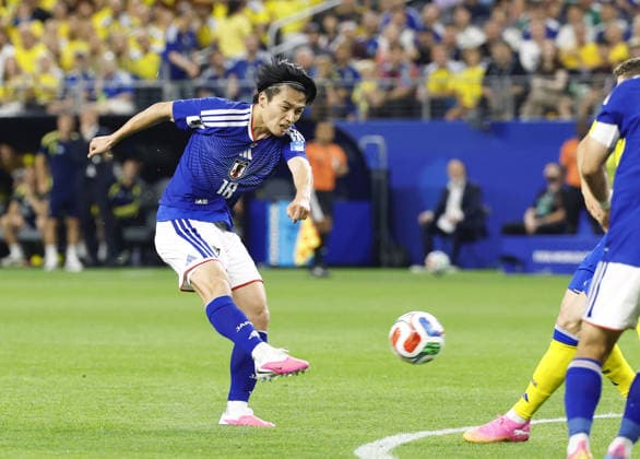 Football: 2026 World Cup Japan s Ayase Ueda attempts a shot during the second half of a World Cup Group F football match against Sweden at Dallas Stadium in Arlington, Texas, on June 25, 2026.  A14AA0005620330P
