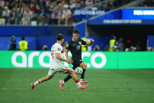 RECORD DATE NOT STATED 25th June 2026; SoFi Stadium, Los Angeles, California, United States of America; FIFA World Cup, WM, Weltmeisterschaft, Fussball Football, Turkey versus United States of America; Sebastian Berhalter of United States on the ball and feels pressure fromSalih Ozcan of Turkey AlecxBrown