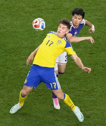 Football: 2026 World Cup Japan s Shogo Taniguchi challenges Sweden s Viktor Gyokeres (foreground) during the second half of a World Cup Group F football match at Dallas Stadium in Arlington, Texas, on June 25, 2026.  A14AA0005620337P