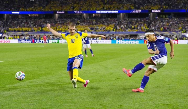 Football: 2026 World Cup Japan s Yuto Nagatomo (R) crosses near the end of a World Cup Group F football match against Sweden at Dallas Stadium in Arlington, Texas, on June 25, 2026.  A14AA0005620339P