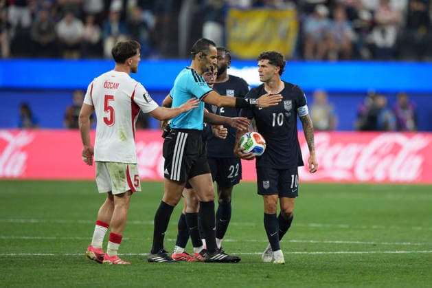 RECORD DATE NOT STATED 25th June 2026; SoFi Stadium, Los Angeles, California, United States of America; FIFA World Cup, WM, Weltmeisterschaft, Fussball Football, Turkey versus United States of America; Christian Pulisic of United States reacts to a tackle by Ozan Kabak of Turkey AlecxBrown