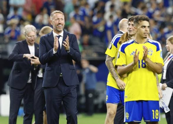 Football: 2026 World Cup Sweden head coach Graham Potter (foreground L) acknowledges the crowd following a 1-1 draw with Japan in a World Cup Group F football match at Dallas Stadium in Arlington, Texas, on June 25, 2026.  A14AA0005620341P