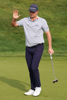 June 25, 2026, Cromwell, Connecticut, USA: Justin Rose (ENG) waves to the gallery after putting the 18th green during the first round of the 2026 Travelers Championship at TPC River Highlands. Cromwell USA - ZUMAw109 20260625_fap_w109_056 Copyright: xDebbyxWongx