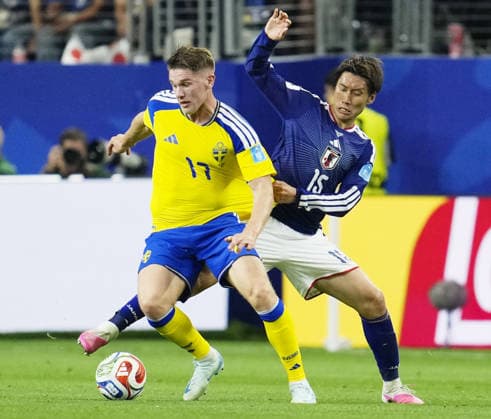Football: 2026 World Cup Japan s Daichi Kamada challenges Sweden s Viktor Gyokeres (L) during the first half of a World Cup Group F football match at Dallas Stadium in Arlington, Texas, on June 25, 2026.  A14AA0005620342P