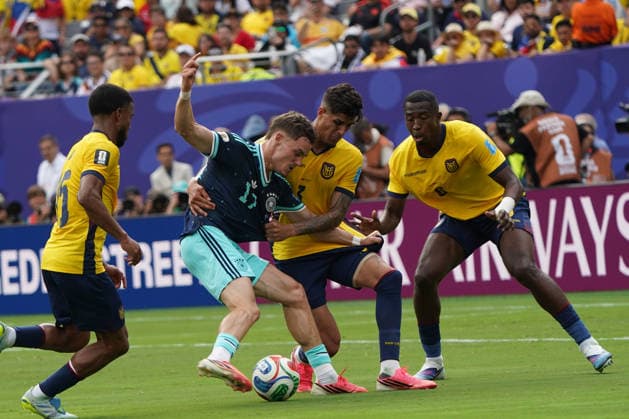 Fussball , Weltmeisterschaft 2026, FIFA WM 2026, Fussball World Cup , Canada USA, Mexico-2026, Ecuador vs Deutschland Ecuador vs Germany Gruppenphase, Gruppen E , 25..06.2026, Metlife Stadium New York-New Jersey Piero Hincapie, Florian Wirtz , festhalten Foto Chai von der Laage FIFA regulations prohibit any use of photographs as image sequences and or quasi-video. EDITORIAL USE ONLY, *** Soccer, 2026 World Cup, 2026 FIFA World Cup, Soccer World Cup, Canada, USA, Mexico 2026, Ecuador vs. Germany, Group Stage, Group E, June 25, 2026, MetLife Stadium, New York, New Jersey, Piero Hincapie, Florian Wirtz, photo by Chai von der Laage. FIFA regulations prohibit any use of photographs as image sequences and or quasi-video. EDITORIAL USE ONLY,