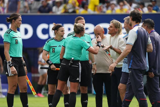 Fussball , Weltmeisterschaft 2026, FIFA WM 2026, Fussball World Cup , Canada USA, Mexico-2026, Ecuador vs Deutschland Ecuador vs Germany Gruppenphase, Gruppen E , 25..06.2026, Metlife Stadium New York-New Jersey Sabastian Beccacece Trainer Headcoach Ecuador, ,diskutiert mit der Schiedsrichterin, Tori Penso Foto Chai von der Laage FIFA regulations prohibit any use of photographs as image sequences and or quasi-video. EDITORIAL USE ONLY, *** Soccer, 2026 World Cup, FIFA World Cup 2026, Soccer World Cup, Canada, USA, Mexico 2026, Ecuador vs. Germany, Group Stage, Group E, June 25, 2026, MetLife Stadium, New York, New Jersey; Sebastián Beccacece, Head Coach of Ecuador, discusses with referee Tori Penso; Photo by Chai von der Laage; FIFA regulations prohibit any use of photographs as image sequences and or quasi-video; EDITORIAL USE ONLY,