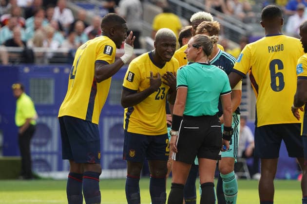 Fussball , Weltmeisterschaft 2026, FIFA WM 2026, Fussball World Cup , Canada USA, Mexico-2026, Ecuador vs Deutschland Ecuador vs Germany Gruppenphase, Gruppen E , 25..06.2026, Metlife Stadium New York-New Jersey enner valencia, moises caicedo Ecuador diskutieren mit schiedsrichterin Tori Penso Foto Chai von der Laage FIFA regulations prohibit any use of photographs as image sequences and or quasi-video. EDITORIAL USE ONLY, *** Soccer, 2026 World Cup, FIFA World Cup 2026, Soccer World Cup, Canada, USA, Mexico 2026, Ecuador vs. Germany, Group Stage, Group E, June 25, 2026, MetLife Stadium, New York, New Jersey: Enner Valencia and Moises Caicedo of Ecuador argue with referee Tori Penso. Photo by Chai von der Laage. FIFA regulations prohibit any use of photographs as image sequences and or quasi-video. EDITORIAL USE ONLY,