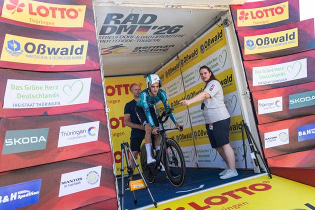 26.06.2026, GER, Rennrad, Maenner Frauen Junioren, Saison 2026, Rad DM 26 German Cycling Deutsche Meisterschaften, Einzelzeitfahren Rund um Streufdorf Gemeinde Straufhain Miguel Heidemann (REMBE rad-net) 3 Tage sommerliches Rekordwochenende mit Temperaturen bis zu 38Grad stellten die Rahmenbedingungen für die Rad DM 26. Am Freitag stand das Einzelzeitfahren der Männer über 41km 413hm sowie der Frauen über 26,2km 215hm an. 98646 Streufdorf Simmershausen Bundesstrasse L1134 K505 L26 Thüringen Deutschland *** June 26, 2026, GER, Road Bike, Men, Women, Juniors, 2026 Season, Rad DM 26 German Cycling Championships, Individual Time Trial Around Streufdorf, Municipality of Straufhain, Miguel Heidemann, REMBE, rad net. A three-day summer record-breaking weekend with temperatures reaching up to 38 degrees set the stage for the 26th German Cycling Championships. On Friday, the men’s individual time trial over 41 km (413 hm) and the women’s over 26.2 km and 215 hm, took place at 98646 Streufdorf, Simmershausen, on Federal Highway L1134, K505, and L26 in Thuringia, Germany