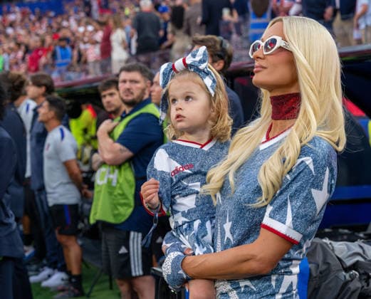 June 25, 2026, Inglewood, California, USA: Paris Hilton with her daughter before the start of the World Cup 2026 match between Turkey and the USA at Los Angeles Stadium. Turkey won 3-2. Inglewood USA - ZUMAh234 20260625_zsp_h234_021 Copyright: xMarkxEdwardxHarrisx