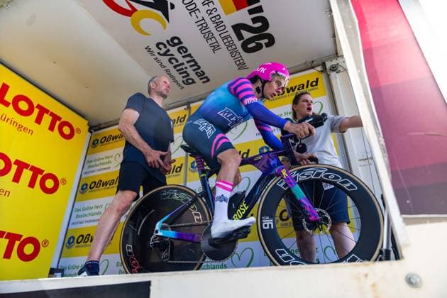 26.06.2026, GER, Rennrad, Maenner Frauen Junioren, Saison 2026, Rad DM 26 German Cycling Deutsche Meisterschaften, Einzelzeitfahren Rund um Streufdorf Gemeinde Straufhain Tobias Mueller (CPT Unibet Rose Rockets) 3 Tage sommerliches Rekordwochenende mit Temperaturen bis zu 38Grad stellten die Rahmenbedingungen für die Rad DM 26. Am Freitag stand das Einzelzeitfahren der Männer über 41km 413hm sowie der Frauen über 26,2km 215hm an. 98646 Streufdorf Simmershausen Bundesstrasse L1134 K505 L26 Thüringen Deutschland *** June 26, 2026, GER, Road Bike, Men, Women, Juniors, 2026 Season, Rad DM 26 German Cycling Championships, Individual Time Trial Around Streufdorf, Municipality of Straufhain, Tobias Mueller, CPT, Unibet Rose Rockets—A three-day summer record-breaking weekend with temperatures reaching up to 38 degrees set the stage for the 2026 German Cycling Championships. On Friday, the men’s individual time trial over 41 km (413 m elevation gain) and the women’s over 26.2 km with 215 hm, took place in 98646 Streufdorf, Simmershausen, on Federal Highway L1134, K505, and L26, Thuringia, Germany
