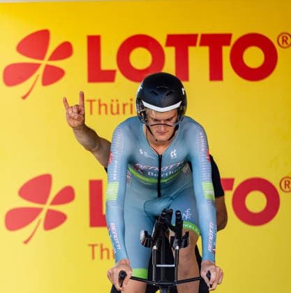 26.06.2026, GER, Rennrad, Maenner Frauen Junioren, Saison 2026, Rad DM 26 German Cycling Deutsche Meisterschaften, Einzelzeitfahren Rund um Streufdorf Gemeinde Straufhain Tim Glossner (CT Benotti Berthold) 3 Tage sommerliches Rekordwochenende mit Temperaturen bis zu 38Grad stellten die Rahmenbedingungen für die Rad DM 26. Am Freitag stand das Einzelzeitfahren der Männer über 41km 413hm sowie der Frauen über 26,2km 215hm an. 98646 Streufdorf Simmershausen Bundesstrasse L1134 K505 L26 Thüringen Deutschland *** June 26, 2026, GER, Road Bike, Men, Women, Juniors, 2026 Season, Rad DM 26 German Cycling Championships, Individual Time Trial Around Streufdorf, Municipality of Straufhain, Tim Glossner, CT Benotti Berthold. A three-day summer record-breaking weekend with temperatures reaching up to 38 degrees set the stage for the 26th German Cycling Championships. On Friday, the men’s individual time trial over 41 km (413 m elevation gain) took place, as well as the women’s race over 26.2 km with 215 hm. 98646 Streufdorf, Simmershausen, Federal Highway L1134, K505, L26, Thuringia, Germany