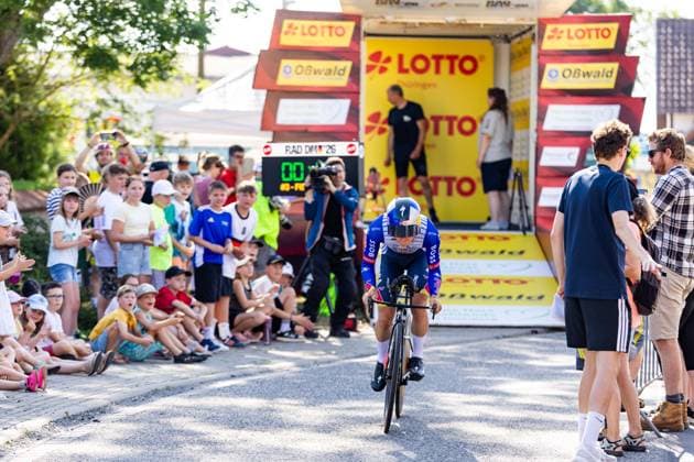 26.06.2026, GER, Rennrad, Maenner Frauen Junioren, Saison 2026, Rad DM 26 German Cycling Deutsche Meisterschaften, Einzelzeitfahren Rund um Streufdorf Gemeinde Straufhain Paul Fietzke (CT Red Bull - BORA - hansgrohe Rookies) 3 Tage sommerliches Rekordwochenende mit Temperaturen bis zu 38Grad stellten die Rahmenbedingungen für die Rad DM 26. Am Freitag stand das Einzelzeitfahren der Männer über 41km 413hm sowie der Frauen über 26,2km 215hm an. 98646 Streufdorf Simmershausen Bundesstrasse L1134 K505 L26 Thüringen Deutschland *** June 26, 2026, GER, Road Bike, Men, Women, Juniors, 2026 Season, Rad DM 26 German Cycling Championships, Individual Time Trial Around Streufdorf, Municipality of Straufhain, Paul Fietzke, CT Red Bull BORA hansgrohe Rookies. A three-day summer record-breaking weekend with temperatures reaching up to 38 degrees set the stage for the 2026 German Cycling Championships. On Friday, the men’s individual time trial over 41 km 413 hm, as well as the women’s race over 26.2 km (215 hm), took place in 98646 Streufdorf, Simmershausen, on Federal Highway L1134, K505, and L26, Thuringia, Germany