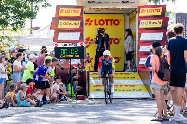 26.06.2026, GER, Rennrad, Maenner Frauen Junioren, Saison 2026, Rad DM 26 German Cycling Deutsche Meisterschaften, Einzelzeitfahren Rund um Streufdorf Gemeinde Straufhain Louis Leidert (CT Lidl-Trek Future Racing) 3 Tage sommerliches Rekordwochenende mit Temperaturen bis zu 38Grad stellten die Rahmenbedingungen für die Rad DM 26. Am Freitag stand das Einzelzeitfahren der Männer über 41km 413hm sowie der Frauen über 26,2km 215hm an. 98646 Streufdorf Simmershausen Bundesstrasse L1134 K505 L26 Thüringen Deutschland *** June 26, 2026, GER, Road Bike, Men, Women, Juniors, 2026 Season, Rad DM 26 German Cycling Championships, Individual Time Trial Around Streufdorf, Municipality of Straufhain, Louis Leidert, CT Lidl Trek Future Racing. A three-day summer record-breaking weekend with temperatures reaching up to 38 degrees set the stage for the 2026 German Cycling Championships. On Friday, the men’s individual time trial over 41 km (413 hm) and the women’s over 26.2 km with 215 hm, took place in 98646 Streufdorf, Simmershausen, on Federal Highway L1134, K505, and L26, Thuringia, Germany
