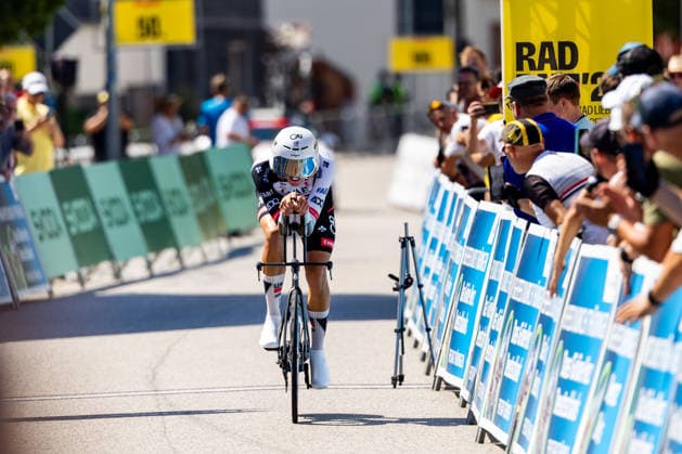 26.06.2026, GER, Rennrad, Maenner Frauen Junioren, Saison 2026, Rad DM 26 German Cycling Deutsche Meisterschaften, Einzelzeitfahren Rund um Streufdorf Gemeinde Straufhain Nils Politt (UAE Team Emirates) 3 Tage sommerliches Rekordwochenende mit Temperaturen bis zu 38Grad stellten die Rahmenbedingungen für die Rad DM 26. Am Freitag stand das Einzelzeitfahren der Männer über 41km 413hm sowie der Frauen über 26,2km 215hm an. 98646 Streufdorf Simmershausen Bundesstrasse L1134 K505 L26 Thüringen Deutschland *** June 26, 2026, GER, Road Bike, Men, Women, Juniors, 2026 Season, Rad DM 26 German Cycling Championships, Individual Time Trial Around Streufdorf, Municipality of Straufhain, Nils Politt, UAE Team Emirates. A three-day summer record-breaking weekend with temperatures reaching up to 38 degrees set the stage for the 26th German Cycling Championships. On Friday, the men’s individual time trial over 41 km (413 hm) and the women’s over 26.2 km and 215 m of elevation gain, took place at 98646 Streufdorf, Simmershausen, on Federal Highway L1134, K505, and L26 in Thuringia, Germany