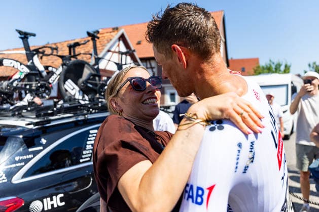 26.06.2026, GER, Rennrad, Maenner Frauen Junioren, Saison 2026, Rad DM 26 German Cycling Deutsche Meisterschaften, Einzelzeitfahren Rund um Streufdorf Gemeinde Straufhain Nils Politt (UAE Team Emirates) 3 Tage sommerliches Rekordwochenende mit Temperaturen bis zu 38Grad stellten die Rahmenbedingungen für die Rad DM 26. Am Freitag stand das Einzelzeitfahren der Männer über 41km 413hm sowie der Frauen über 26,2km 215hm an. 98646 Streufdorf Simmershausen Bundesstrasse L1134 K505 L26 Thüringen Deutschland *** June 26, 2026, GER, Road Bike, Men, Women, Juniors, 2026 Season, Rad DM 26 German Cycling Championships, Individual Time Trial Around Streufdorf, Municipality of Straufhain, Nils Politt, UAE Team Emirates. A three-day summer record-breaking weekend with temperatures reaching up to 38 degrees set the stage for the 26th German Cycling Championships. On Friday, the men’s individual time trial over 41 km (413 hm) and the women’s over 26.2 km and 215 m of elevation gain, took place at 98646 Streufdorf, Simmershausen, on Federal Highway L1134, K505, and L26 in Thuringia, Germany