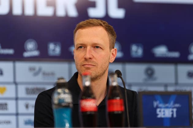 Maximilian Senft (Karlsruher SC, Chef-Trainer) bei seiner Vorstellung, Karlsruher SC Fussball, 2. Bundesliga, Trainervorstellung, 2026 2027, 26.06.2026, DFL REGULATIONS PROHIBIT ANY USE OF PHOTOGRAPHS AS IMAGE SEQUENCES AND OR QUASI-VIDEO, Karlsruher SC Fussball, 2. Bundesliga, Trainervorstellung, 2026 2027, 26.06.2026 Karlsruhe *** Maximilian Senft, Karlsruher SC, Head Coach at his introductory press conference, Karlsruher SC Soccer, 2. Bundesliga, Coach Introduction, 2026–2027, June 26, 2026, DFL regulations prohibit any use of photographs as image sequences and or quasi-video, Karlsruher SC Soccer, 2. Bundesliga, Head Coach Presentation, 2026–2027, June 26, 2026, Karlsruhe Copyright: xEibner-Pressefoto JanxPrihodax EP_JPA