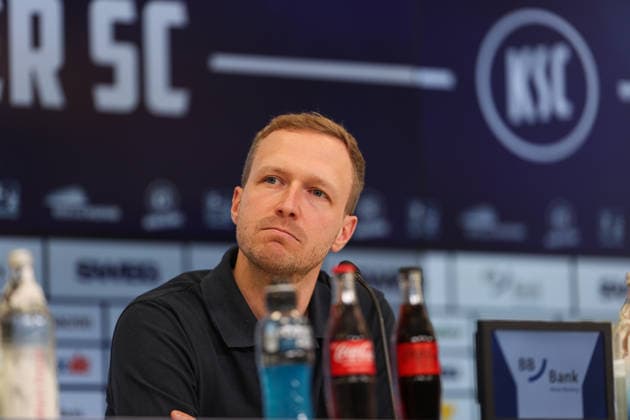 Maximilian Senft (Karlsruher SC, Chef-Trainer) bei seiner Vorstellung, Karlsruher SC Fussball, 2. Bundesliga, Trainervorstellung, 2026 2027, 26.06.2026, DFL REGULATIONS PROHIBIT ANY USE OF PHOTOGRAPHS AS IMAGE SEQUENCES AND OR QUASI-VIDEO, Karlsruher SC Fussball, 2. Bundesliga, Trainervorstellung, 2026 2027, 26.06.2026 Karlsruhe *** Maximilian Senft, Karlsruher SC, Head Coach at his introductory press conference, Karlsruher SC Soccer, 2. Bundesliga, Coach Introduction, 2026–2027, June 26, 2026, DFL regulations prohibit any use of photographs as image sequences and or quasi-video, Karlsruher SC Soccer, 2. Bundesliga, Head Coach Introduction, 2026–2027, June 26, 2026, Karlsruhe Copyright: xEibner-Pressefoto JanxPrihodax EP_JPA