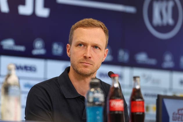 Maximilian Senft (Karlsruher SC, Chef-Trainer) bei seiner Vorstellung, Karlsruher SC Fussball, 2. Bundesliga, Trainervorstellung, 2026 2027, 26.06.2026, DFL REGULATIONS PROHIBIT ANY USE OF PHOTOGRAPHS AS IMAGE SEQUENCES AND OR QUASI-VIDEO, Karlsruher SC Fussball, 2. Bundesliga, Trainervorstellung, 2026 2027, 26.06.2026 Karlsruhe *** Maximilian Senft, Karlsruher SC, Head Coach at his introductory press conference, Karlsruher SC Soccer, 2. Bundesliga, Coach Introduction, 2026–2027, June 26, 2026, DFL regulations prohibit any use of photographs as image sequences and or quasi-video, Karlsruher SC Soccer, 2. Bundesliga, Head Coach Introduction, 2026–2027, June 26, 2026, Karlsruhe Copyright: xEibner-Pressefoto JanxPrihodax EP_JPA