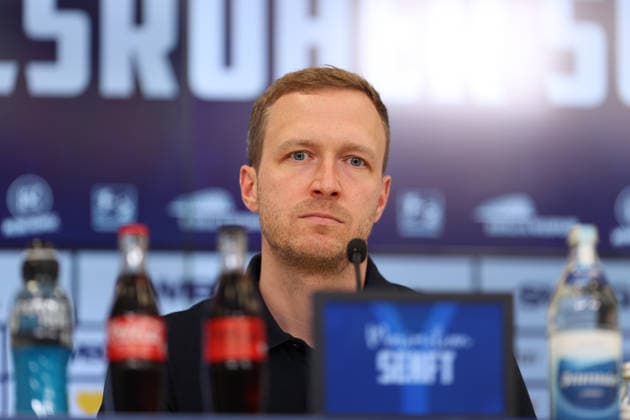 Maximilian Senft (Karlsruher SC, Chef-Trainer) bei seiner Vorstellung, Karlsruher SC Fussball, 2. Bundesliga, Trainervorstellung, 2026 2027, 26.06.2026, DFL REGULATIONS PROHIBIT ANY USE OF PHOTOGRAPHS AS IMAGE SEQUENCES AND OR QUASI-VIDEO, Karlsruher SC Fussball, 2. Bundesliga, Trainervorstellung, 2026 2027, 26.06.2026 Karlsruhe *** Maximilian Senft, Karlsruher SC, Head Coach at his introductory press conference, Karlsruher SC Soccer, 2. Bundesliga, Coach Introduction, 2026–2027, June 26, 2026, DFL regulations prohibit any use of photographs as image sequences and or quasi-video, Karlsruher SC Soccer, 2. Bundesliga, Head Coach Presentation, 2026–2027, June 26, 2026, Karlsruhe Copyright: xEibner-Pressefoto JanxPrihodax EP_JPA