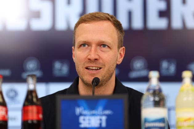 Maximilian Senft (Karlsruher SC, Chef-Trainer) bei seiner Vorstellung, Karlsruher SC Fussball, 2. Bundesliga, Trainervorstellung, 2026 2027, 26.06.2026, DFL REGULATIONS PROHIBIT ANY USE OF PHOTOGRAPHS AS IMAGE SEQUENCES AND OR QUASI-VIDEO, Karlsruher SC Fussball, 2. Bundesliga, Trainervorstellung, 2026 2027, 26.06.2026 Karlsruhe *** Maximilian Senft, Karlsruher SC, Head Coach at his introductory press conference, Karlsruher SC Soccer, 2. Bundesliga, Coach Introduction, 2026–2027, June 26, 2026, DFL regulations prohibit any use of photographs as image sequences and or quasi-video, Karlsruher SC Soccer, 2. Bundesliga, Head Coach Introduction, 2026–2027, June 26, 2026, Karlsruhe Copyright: xEibner-Pressefoto JanxPrihodax EP_JPA