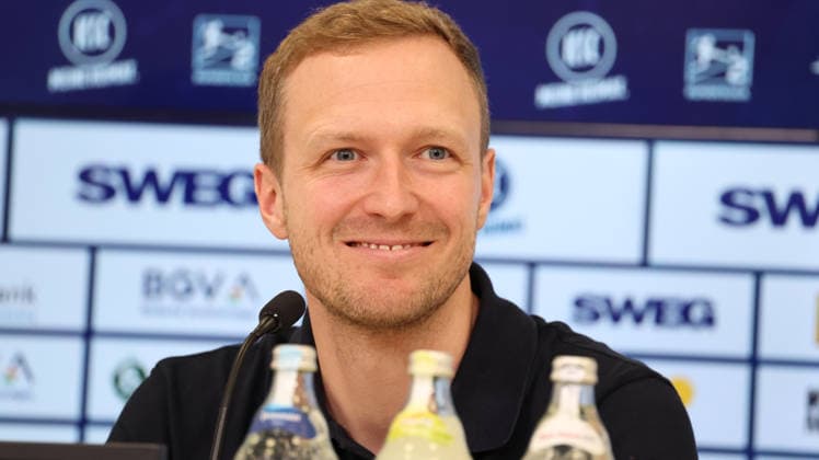 26.06.2026, xrekx, Fussball 2.Bundesliga, Karlsruher SC - Pressekonferenz v.l. Maximilian Senft Trainer (Karlsruher SC) lacht, laechelt, positiv, zufrieden, laughs, smiles, positive, satisfied (DFL DFB REGULATIONS PROHIBIT ANY USE OF PHOTOGRAPHS as IMAGE SEQUENCES and or QUASI-VIDEO) Karlsruhe *** June 26, 2026, xrekx, Soccer 2. Bundesliga, Karlsruher SC Press Conference: Maximilian Senft, Coach of Karlsruher SC, laughs, smiles, positive, satisfied DFL DFB REGULATIONS PROHIBIT ANY USE OF PHOTOGRAPHS as IMAGE SEQUENCES and or QUASI-VIDEO Karlsruhe