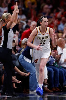 INDIANAPOLIS, IN - JUNE 24: Indiana Fever guard Caitlin Clark (22) celebrates her made three pointer in the first half of play during a WNBA, Basketball Damen, USA game between the Phoenix Mercury and the Indiana Fever on June 24, 2026 at Gainbridge Fieldhouse in Indianapolis, IN. (Photo by Jeffrey Brown Icon Sportswire) WNBA: JUN 24 Phoenix Mercury at Indiana Fever EDITORIAL USE ONLY Icon002626041