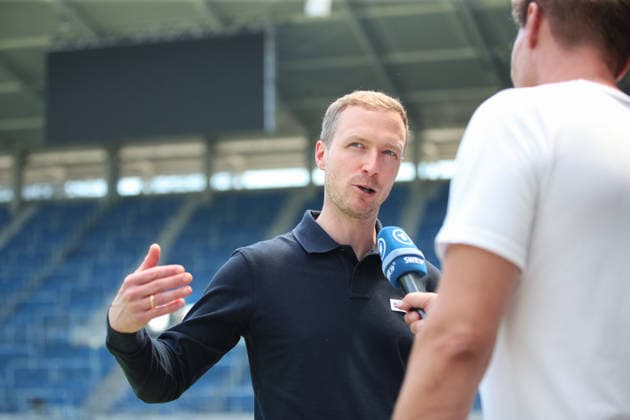 Maximilian Senft (Karlsruher SC, Chef-Trainer) im TV Interview im Stadion, Karlsruher SC Fussball, 2. Bundesliga, Trainervorstellung, 2026 2027, 26.06.2026, DFL REGULATIONS PROHIBIT ANY USE OF PHOTOGRAPHS AS IMAGE SEQUENCES AND OR QUASI-VIDEO, Karlsruher SC Fussball, 2. Bundesliga, Trainervorstellung, 2026 2027, 26.06.2026 Karlsruhe *** Maximilian Senft, Karlsruher SC Head Coach, in a TV interview at the stadium, Karlsruher SC Soccer, 2. Bundesliga, Coach Introduction, 2026–2027, June 26, 2026, DFL regulations prohibit any use of photographs as image sequences and or quasi-video, Karlsruher SC Soccer, 2. Bundesliga, Coach Introduction, 2026–2027, June 26, 2026, Karlsruhe Copyright: xEibner-Pressefoto JanxPrihodax EP_JPA
