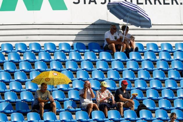 ASSEN - Atmospheric image of spectators in the stands seeking relief from the heat under portable parasols during the Moto GP practice ahead of the 95th edition of the TT of Assen. VINCENT JANNINK ANP xVIxANPxSportx xxANPxIVx 562046326 originalFilename: 562046326.jpg