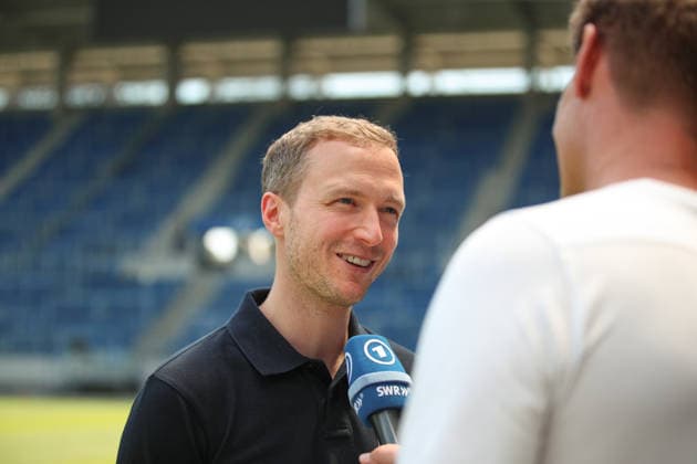Maximilian Senft (Karlsruher SC, Chef-Trainer) im TV Interview im Stadion, Karlsruher SC Fussball, 2. Bundesliga, Trainervorstellung, 2026 2027, 26.06.2026, DFL REGULATIONS PROHIBIT ANY USE OF PHOTOGRAPHS AS IMAGE SEQUENCES AND OR QUASI-VIDEO, Karlsruher SC Fussball, 2. Bundesliga, Trainervorstellung, 2026 2027, 26.06.2026 Karlsruhe *** Maximilian Senft, Karlsruher SC, Head Coach in a TV Interview at the Stadium, Karlsruher SC Soccer, 2. Bundesliga, Coach Introduction, 2026–2027, June 26, 2026, DFL regulations prohibit any use of photographs as image sequences and or quasi-video, Karlsruher SC Soccer, 2. Bundesliga, Coach Introduction, 2026–2027, June 26, 2026, Karlsruhe Copyright: xEibner-Pressefoto JanxPrihodax EP_JPA