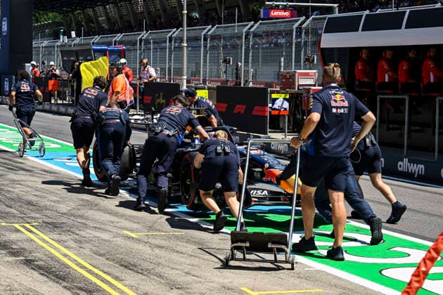 F1 - AUSTRIAN GRAND PRIX 2026 03 VERSTAPPEN Max (nld), Red Bull Racing Ford RB22, action mechanic, mecanicien, mechanics pitlane, mechanical problems during the Formula 1 Austrian Grand Prix 2026, 8th round of the 2026 Formula One World Championship, WM, Weltmeisterschaft from June 26 to 28, 2026 on the Red Bull Ring, in Spielberg, Austria - SpielbergAustria  Copyright: xALBERTOxVIMERCATIx