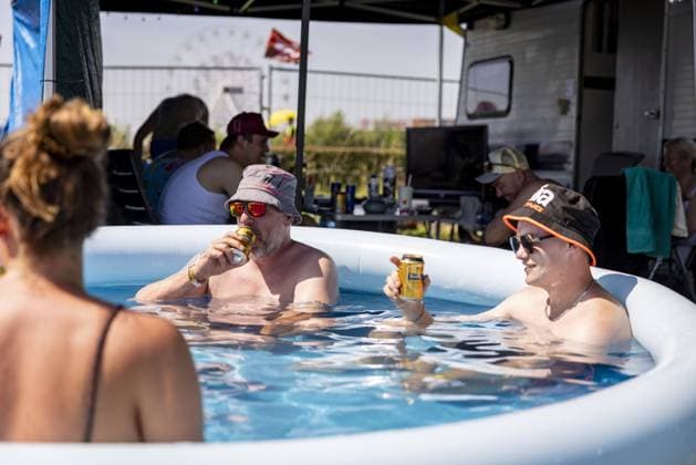 ASSEN - Race fans seek relief from the heat at TT campsite Oostra ahead of the 95th edition of the TT of Assen. WOUTER DE WILDE ANP xVIxANPxSportx xxANPxIVx 562054581 originalFilename: 562054581.jpg