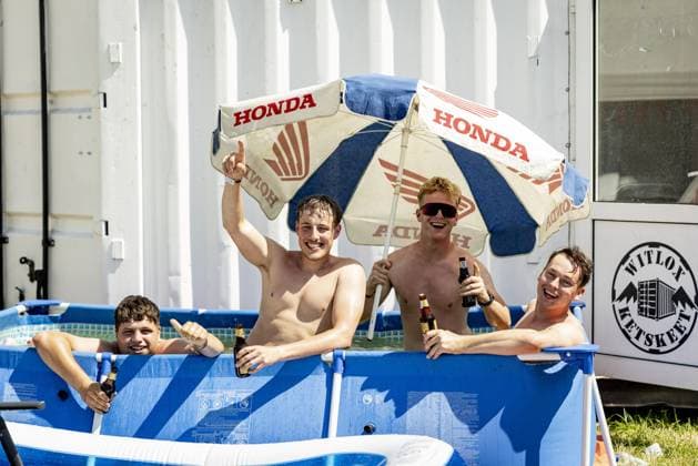 ASSEN - Race fans seek relief from the heat at TT campsite Oostra ahead of the 95th edition of the TT of Assen. WOUTER DE WILDE ANP xVIxANPxSportx xxANPxIVx 562054617 originalFilename: 562054617.jpg