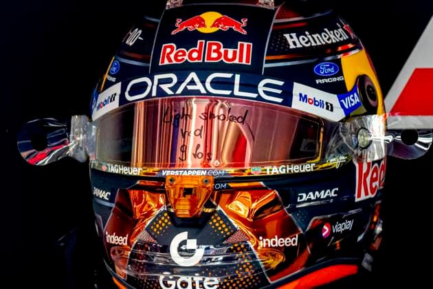 Sport Bilder des Tages SPIELBERG - The special World Championship, WM, Weltmeisterschaft helmet of Formula 1 driver Max Verstappen of Oracle Red Bull Racing during the Formula 1 Austria at the Red Bull Ring on June 26, 2026 in Spielberg, Austria. (Photo by DeFodi Images) - *** SPIELBERG The special World Championship helmet worn by Formula 1 driver Max Verstappen of Oracle Red Bull Racing during the Formula 1 Austrian Grand Prix at the Red Bull Ring on June 26, 2026, in Spielberg, Austria. Photo by DeFodi Images