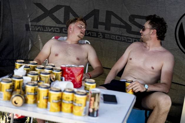 ASSEN - Race fans seek relief from the heat at TT campsite Oostra ahead of the 95th edition of the TT of Assen. WOUTER DE WILDE ANP xVIxANPxSportx xxANPxIVx 562056906 originalFilename: 562056906.jpg