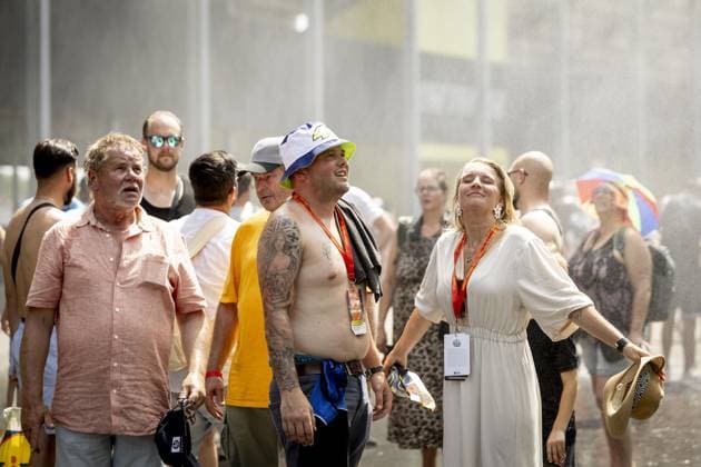 ASSEN - Race fans seek relief from the heat during the free practice session of the 95th edition of the TT of Assen. WOUTER DE WILDE ANP xVIxANPxSportx xxANPxIVx 562058241 originalFilename: 562058241.jpg