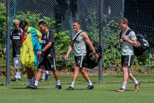 Nick Schmidt Trainer Marcel Rapp Kaars Martijn Rawley St John ( Pauli ) Deutschland , Hamburg , Trainingsgelände an der Kollaustrasse , Fussball , 2. Bundesliga , FC St Pauli *** Nick Schmidt, Coach Marcel Rapp, Kaars, Martijn Rawley, St. Pauli, Germany, Hamburg, Training Facility on Kollaustrasse, Soccer, 2. Bundesliga, FC St. Pauli