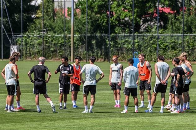 Trainer Marcel Rapp gibt dem Team ( Pauli ) Anweisungen Deutschland , Hamburg , Trainingsgelände an der Kollaustrasse , Fussball , 2. Bundesliga , FC St Pauli *** Coach Marcel Rapp gives instructions to the St. Pauli team Germany, Hamburg, training facility on Kollaustrasse, soccer, 2. Bundesliga, FC St. Pauli