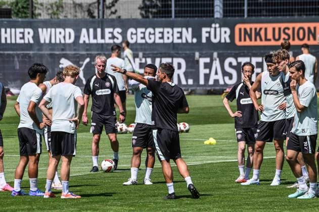 Trainer Marcel Rapp gibt dem Team ( Pauli ) Anweisungen Deutschland , Hamburg , Trainingsgelände an der Kollaustrasse , Fussball , 2. Bundesliga , FC St Pauli *** Coach Marcel Rapp gives instructions to the St. Pauli team Germany, Hamburg, training facility on Kollaustrasse, soccer, 2. Bundesliga, FC St. Pauli
