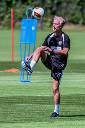 Co-Trainer Jens Schuster ( Pauli ) am Ball Deutschland , Hamburg , Trainingsgelände an der Kollaustrasse , Fussball , 2. Bundesliga , FC St Pauli *** Assistant Coach Jens Schuster, St. Pauli, Pauli am Ball Germany, Hamburg, Training Facility on Kollaustrasse, Soccer, 2. Bundesliga, FC St. Pauli