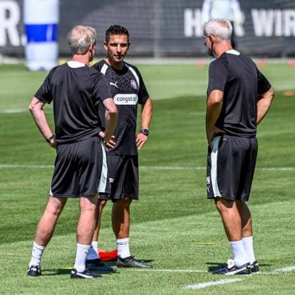 Co-Trainer Jens Schuster Trainer Marcel Rapp Peter Nemeth ( Pauli ) Deutschland , Hamburg , Trainingsgelände an der Kollaustrasse , Fussball , 2. Bundesliga , FC St Pauli *** Assistant Coach Jens Schuster, Head Coach Marcel Rapp, Peter Nemeth, St. Pauli, Germany, Hamburg, Training Facility on Kollaustrasse, Soccer, 2. Bundesliga, FC St. Pauli