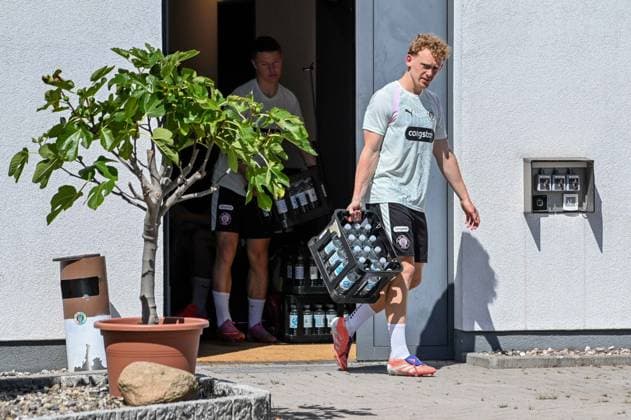 Marwin Schmitz ( Pauli ) trägt eine Kiste Wass Deutschland , Hamburg , Trainingsgelände an der Kollaustrasse , Fussball , 2. Bundesliga , FC St Pauli *** Marwin Schmitz Pauli is carrying a crate of water; Germany, Hamburg, training grounds on Kollaustrasse, soccer, 2. Bundesliga, FC St. Pauli