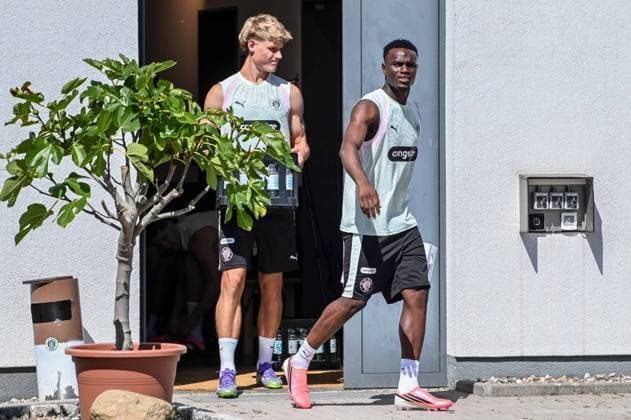 Sam Klein Abdoulie Ceesay ( Pauli ) auf dem Weg zum Train ingsplatz Deutschland , Hamburg , Trainingsgelände an der Kollaustrasse , Fussball , 2. Bundesliga , FC St Pauli *** Sam Klein, Abdoulie Ceesay, and Pauli on their way to the training ground; Germany, Hamburg, training facility on Kollaustrasse; soccer; 2. Bundesliga; FC St. Pauli